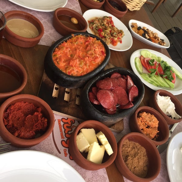 3/24/2016에 Hüsnü Ç.님이 Fulya Cafe &amp; Restaurant에서 찍은 사진