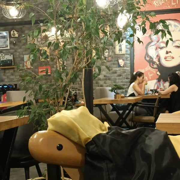 รูปภาพถ่ายที่ Don Kişot Cafe โดย T.c. İ. เมื่อ 8/31/2022