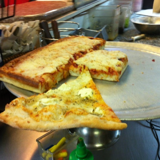 Das Foto wurde bei Rico&#39;s Pizzeria von Notabigdecision L. am 12/1/2012 aufgenommen