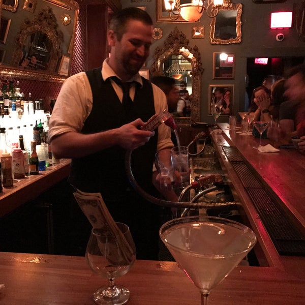 6/3/2017 tarihinde Paul G.ziyaretçi tarafından Marty&#39;s Martini Bar'de çekilen fotoğraf