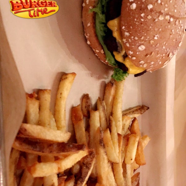 Photo taken at MOOYAH Burgers, Fries &amp; Shakes by Bad00ur on 10/22/2016