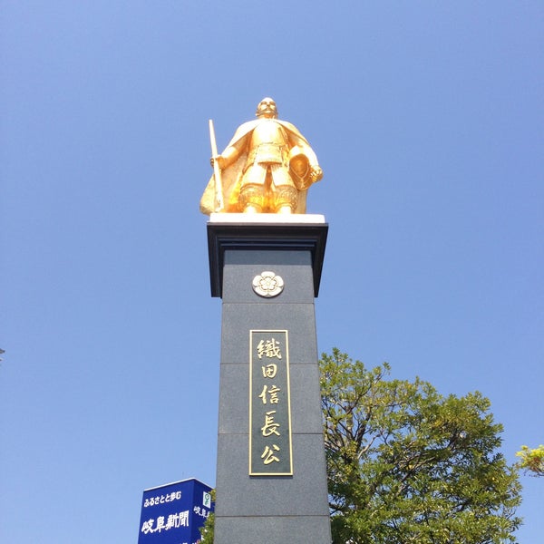 黄金の織田信長像 Outdoor Sculpture In 岐阜市