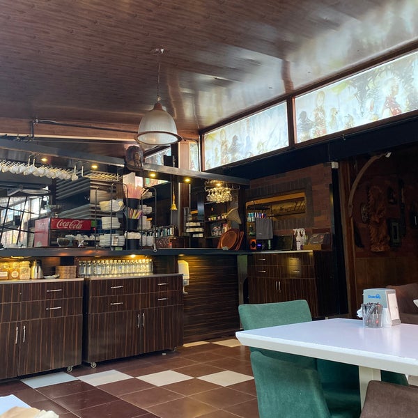 Foto diambil di Akkonak Restaurant &amp; Cafe oleh Mesut G. pada 7/15/2023
