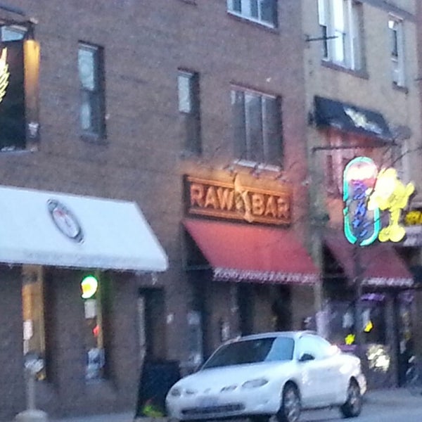 4/22/2013 tarihinde Marizza R.ziyaretçi tarafından Raw Bar &amp; Grill'de çekilen fotoğraf