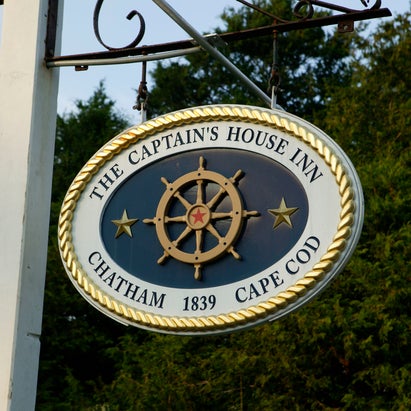 Foto tirada no(a) Captains House Inn por James M. em 12/21/2015