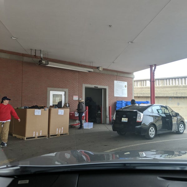 Foto tirada no(a) The Salvation Army Family Store &amp; Donation Center por narni em 11/18/2018