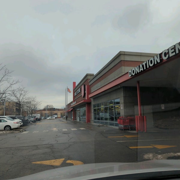 Foto tirada no(a) The Salvation Army Family Store &amp; Donation Center por narni em 1/13/2022