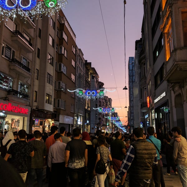 รูปภาพถ่ายที่ Dürümzade โดย narni เมื่อ 9/24/2017