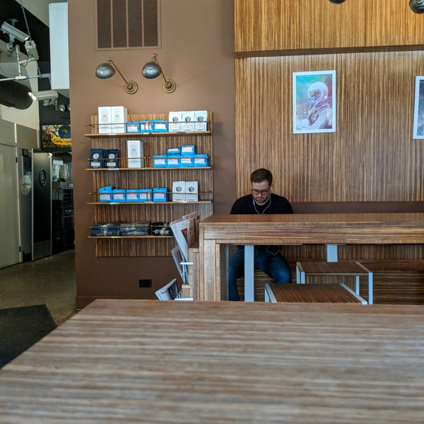 รูปภาพถ่ายที่ Caffe Streets โดย narni เมื่อ 3/26/2019
