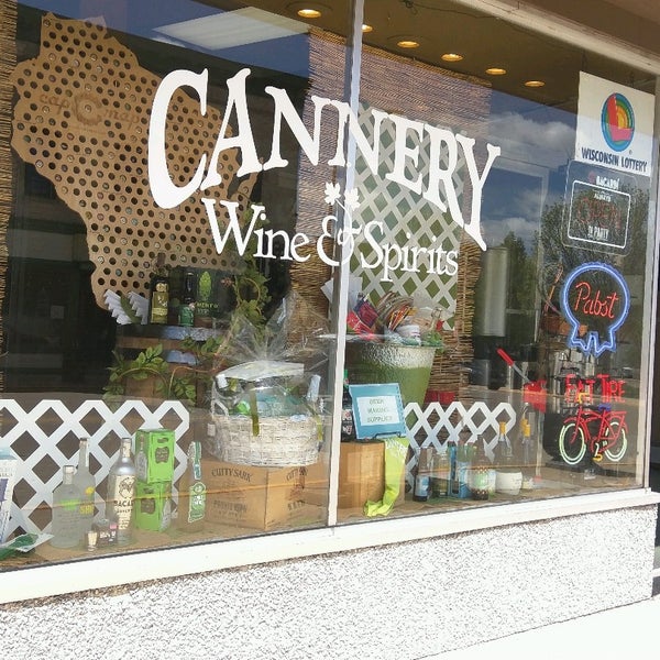 Foto tomada en Cannery Wine and Spirits  por Terrence el 5/6/2017
