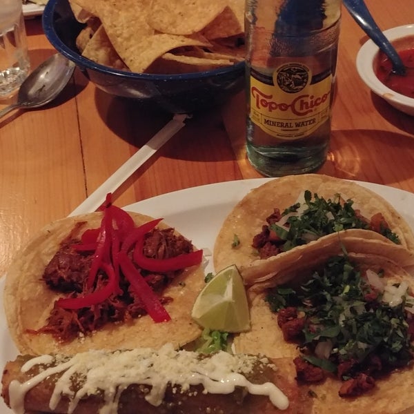 รูปภาพถ่ายที่ Tacos Tequilas โดย Terrence เมื่อ 12/18/2018
