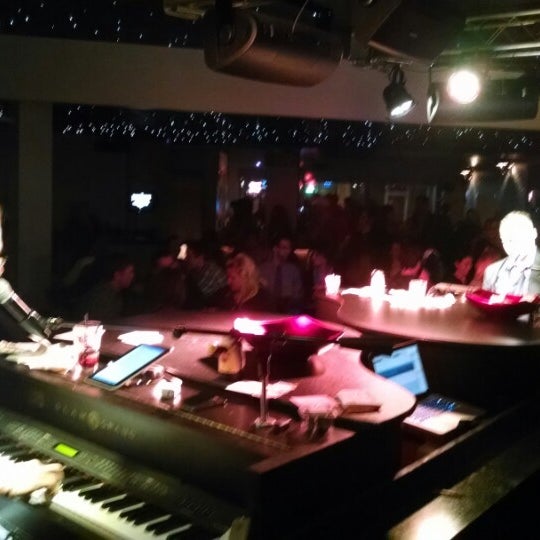 4/18/2014에 Terrence님이 Ivory Room Piano Bar에서 찍은 사진