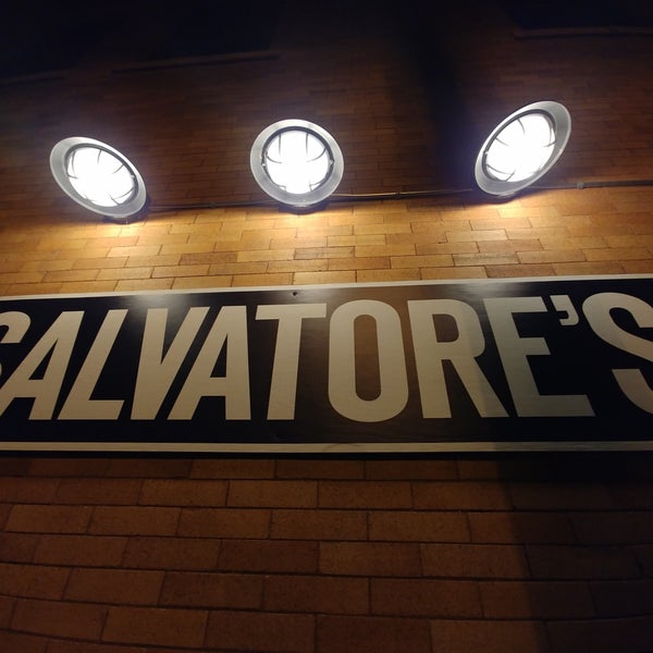 Foto tirada no(a) Salvatores Tomato Pies por Terrence em 12/15/2018