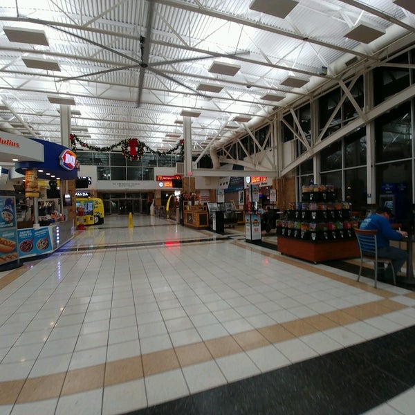 Photo taken at Belvidere Oasis Travel Plaza by Terrence on 12/5/2019