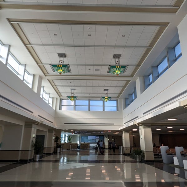 รูปภาพถ่ายที่ Dane County Regional Airport (MSN) โดย Terrence เมื่อ 9/14/2023
