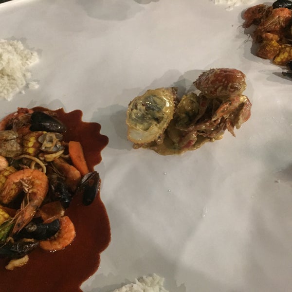 Foto diambil di Cengkerang seafood jumble oleh Fará pada 11/23/2018