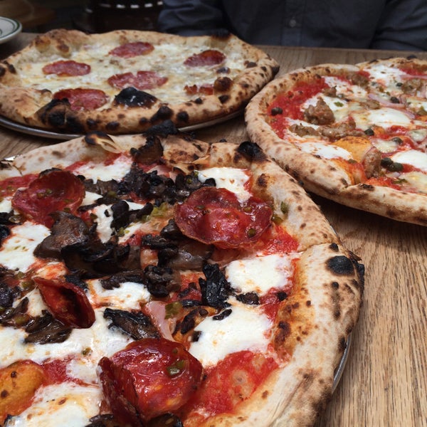 Foto tirada no(a) Roberta&#39;s Pizza por Gabe B. em 4/19/2015