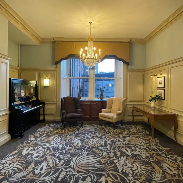 รูปภาพถ่ายที่ Waldorf Astoria Edinburgh - The Caledonian โดย Noor เมื่อ 11/26/2022