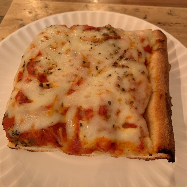 Foto tomada en Attilio&#39;s Pizza  por Elizabeth G. el 8/23/2019