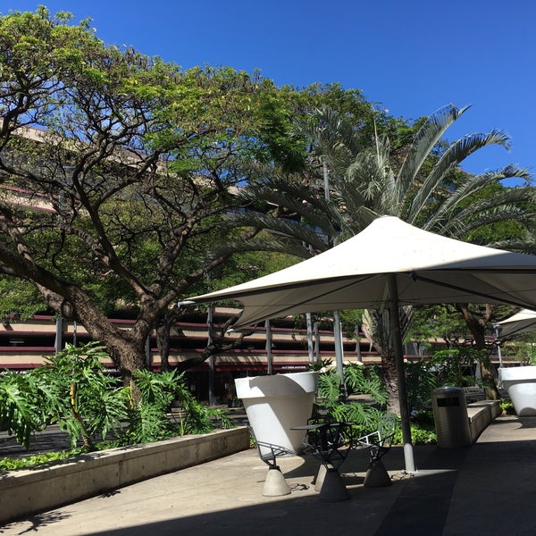4/20/2016에 Tammy님이 Honolulu Design Center에서 찍은 사진