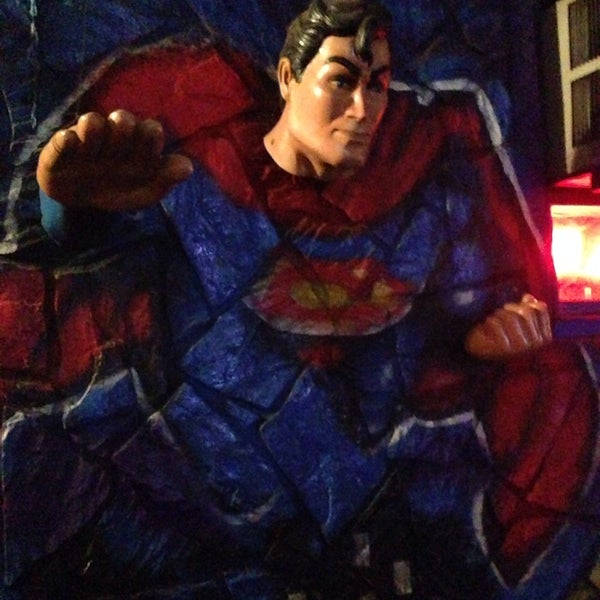 Das Foto wurde bei Gotham City Lounge von Sezin S. am 10/10/2013 aufgenommen
