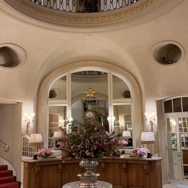 Foto diambil di The Ritz London oleh Nora 💮 pada 5/23/2023