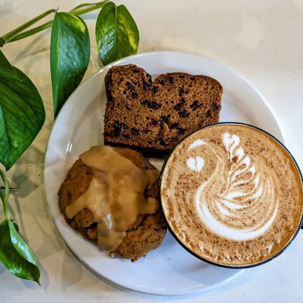 🍂 Embrace the fall season with our mouthwatering 🎃 Vegan Pumpkin Chocolate Loaf with a 🔥 Toasted Marshmallow Syrup  Latte! Join us today and savor the taste of autumn! 🍂✨
