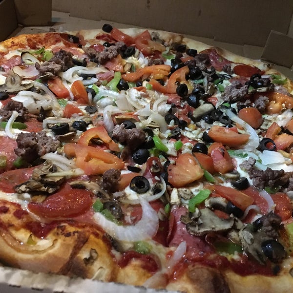 รูปภาพถ่ายที่ Serrano&#39;s Pizza โดย Mike Y. เมื่อ 5/21/2017