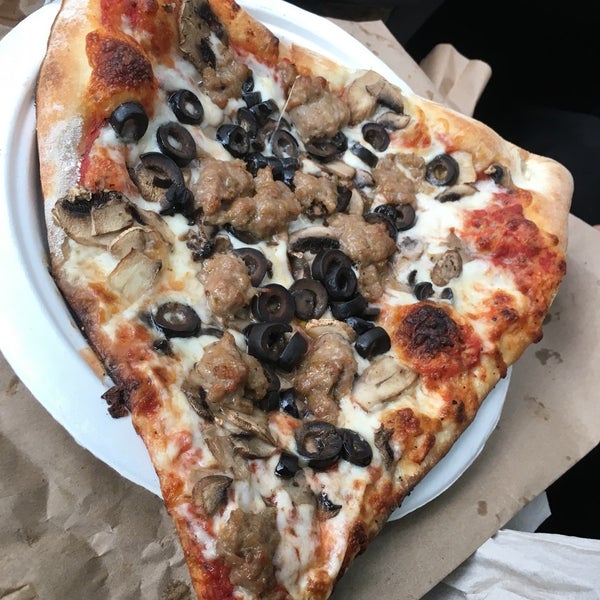 รูปภาพถ่ายที่ Serrano&#39;s Pizza โดย Mike Y. เมื่อ 2/2/2019