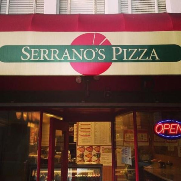 รูปภาพถ่ายที่ Serrano&#39;s Pizza โดย Mike Y. เมื่อ 7/29/2016