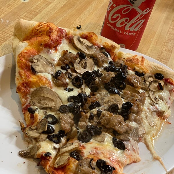 Снимок сделан в Serrano&#39;s Pizza пользователем Mike Y. 11/30/2019