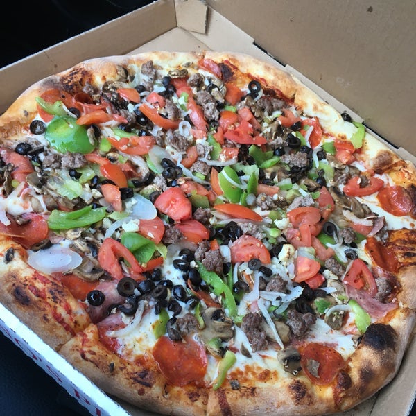 รูปภาพถ่ายที่ Serrano&#39;s Pizza โดย Mike Y. เมื่อ 8/11/2018