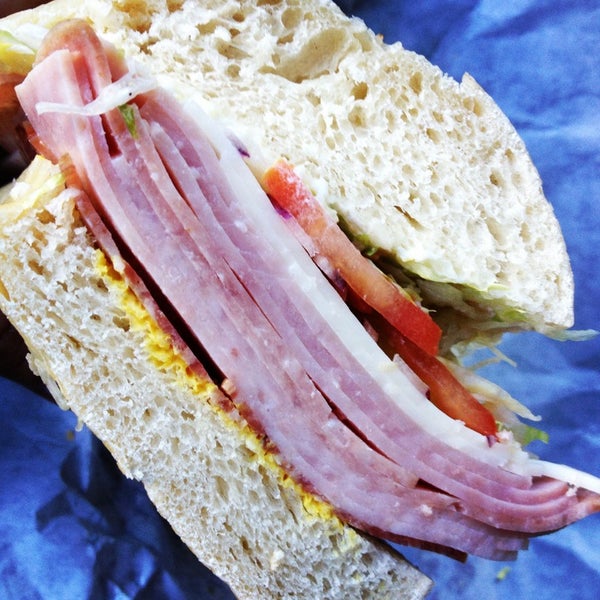 Das Foto wurde bei Freddie&#39;s Sandwiches von Mike Y. am 11/3/2014 aufgenommen