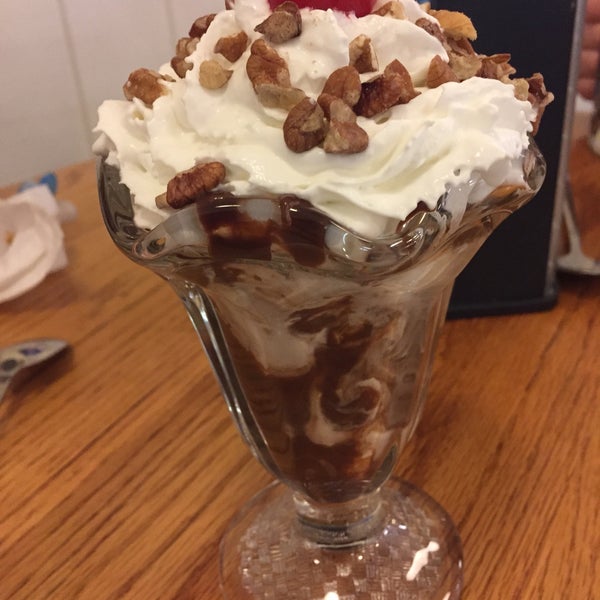 Photo taken at Beth Marie&#39;s Old Fashioned Ice Cream &amp; Soda Fountain by Aline N. on 12/28/2017