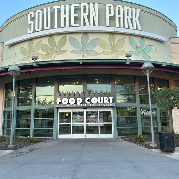 รูปภาพถ่ายที่ Southern Park Mall โดย Collin M. เมื่อ 7/15/2023