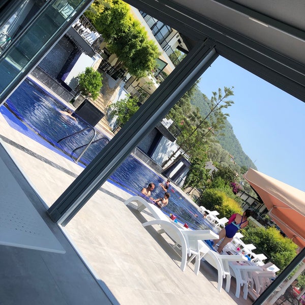 Снимок сделан в Villa Marine Hotel &amp; Restaurant пользователем Gülay E. 7/9/2019