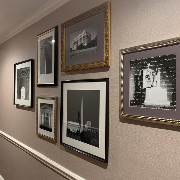 Foto diambil di Hamilton Hotel Washington DC oleh Eigotchi pada 9/5/2023