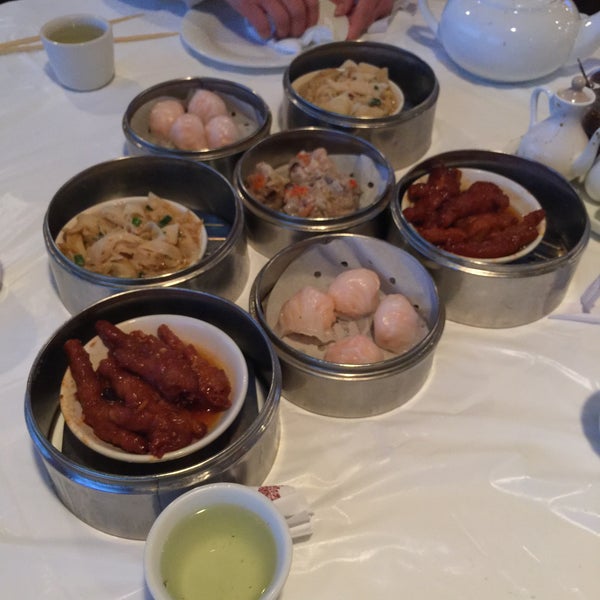 Photo prise au Kirin Court Chinese Restaurant par Dr.De le2/22/2015