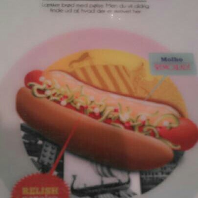 Das Foto wurde bei Überdog - Amazing Hot Dogs von Maria Carol A. am 7/10/2013 aufgenommen