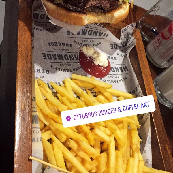 รูปภาพถ่ายที่ OTTOBROS Burger &amp; Coffee ANT โดย Tuğba H. เมื่อ 5/5/2018