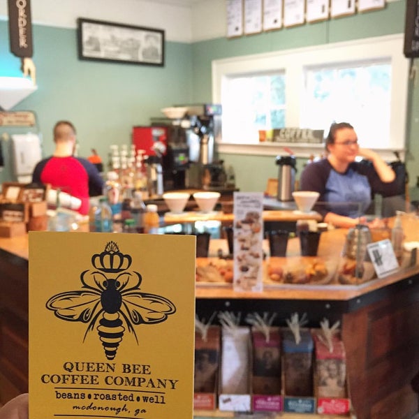 Das Foto wurde bei Queen Bee Coffee Company von Hood Street A. am 11/9/2015 aufgenommen