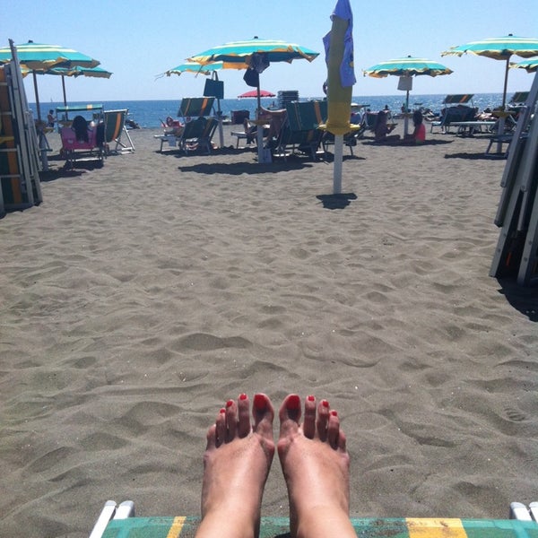 Foto diambil di V Lounge Beach oleh Alessandra M. pada 6/7/2014