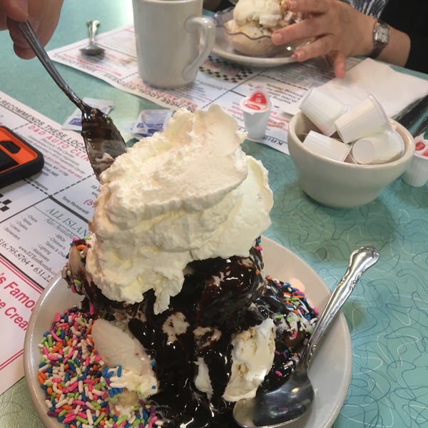 Foto tomada en Krisch&#39;s Restaurant &amp; Ice Cream Parlour  por seth m. el 4/30/2016