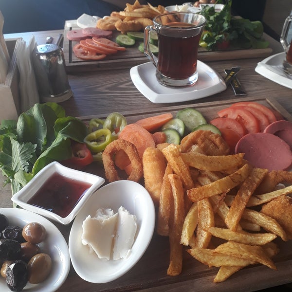 Снимок сделан в Anatolia Cafe &amp; Bistro пользователем Asena 3/8/2019