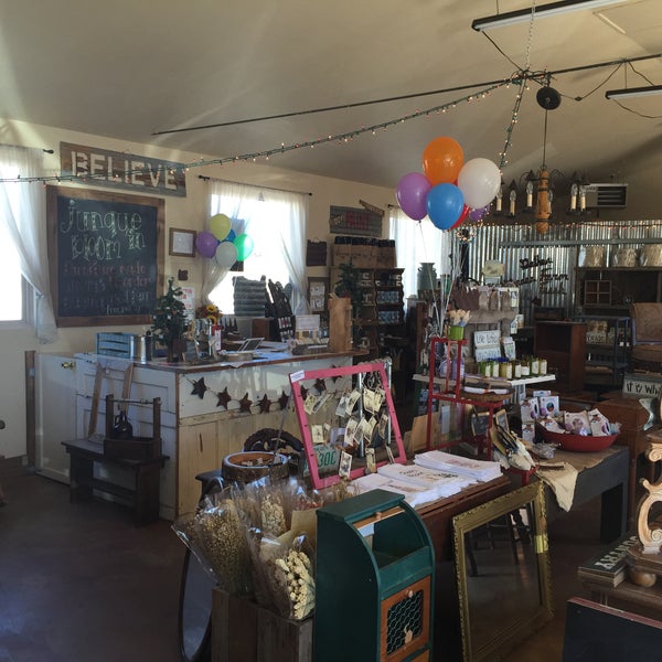 In bloom лобня. Объемные буквы в городе. Салон красоты блум. Ин блум лобня салон красоты. Салон красоты в тц.