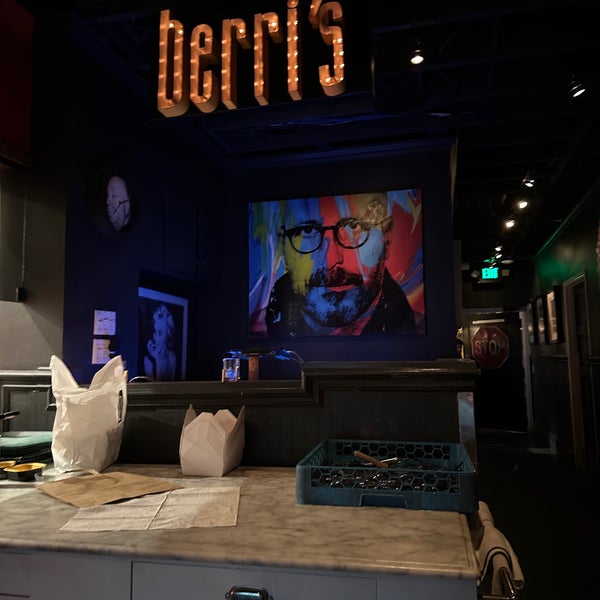 Photo taken at Berri&#39;s Cafe by Mohamed Rashid A. on 1/28/2023