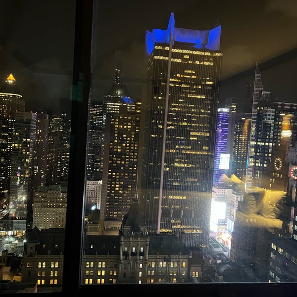 รูปภาพถ่ายที่ Hilton New York Times Square โดย Veena V. เมื่อ 7/25/2023
