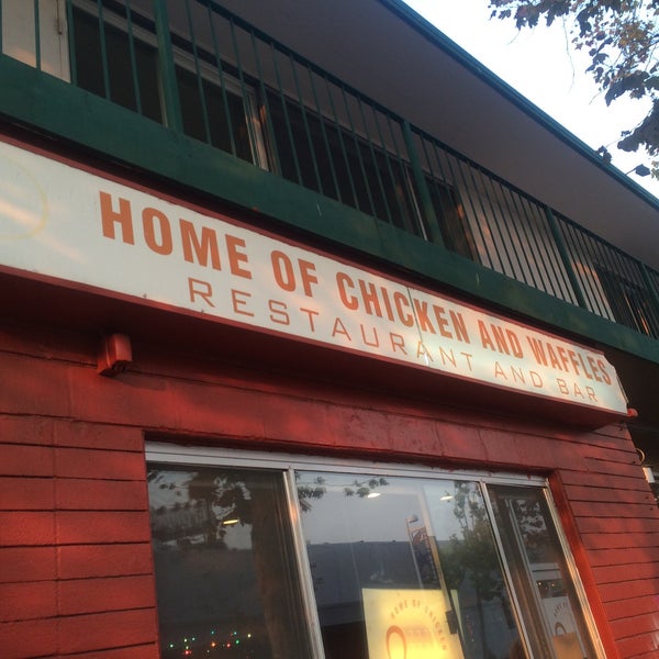 Снимок сделан в Home of Chicken and Waffles пользователем Jessica C. 9/14/2015
