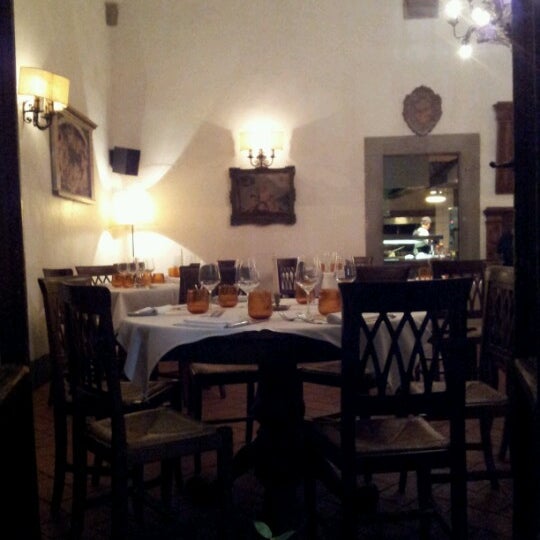Foto tirada no(a) Osteria del Caffè Italiano por edmond G. em 10/8/2012