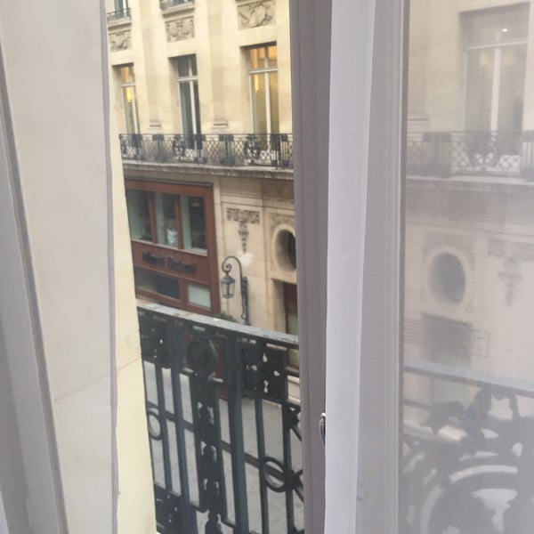 Photo taken at Hôtel Indigo Paris - Opéra by Katty🌸 G. on 10/23/2015